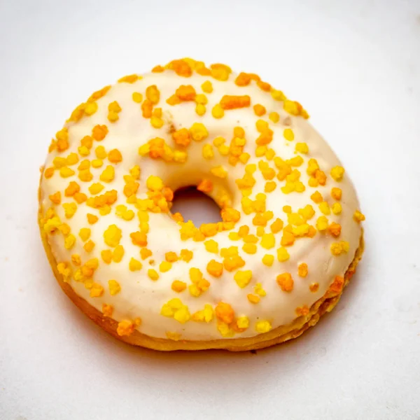Donuts Med Kanderad Apelsin Och Citron Skorpor Vit Bakgrund Isolerade — Stockfoto