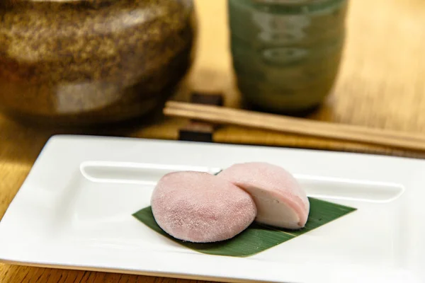 Japon Mochi dondurma yalan bir plaka üzerinde