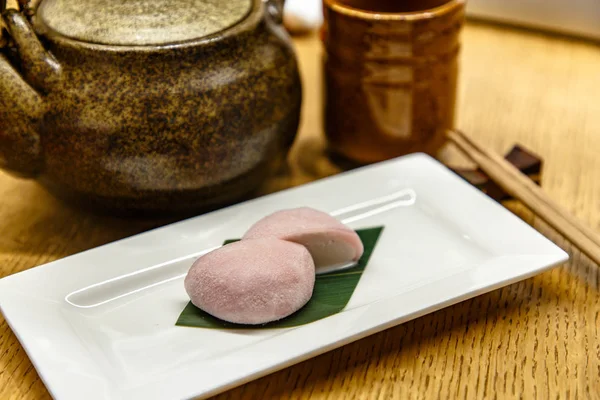 Японское Мороженое Мочи Лежит Тарелке — стоковое фото