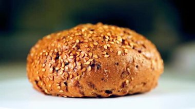 Ayçiçeği tohumları koyu arka plan üzerinde dönen ile Burger için topuz