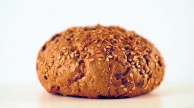 Burger topuz ile ayçiçeği tohumu beyaz arka plan üzerinde döndürme