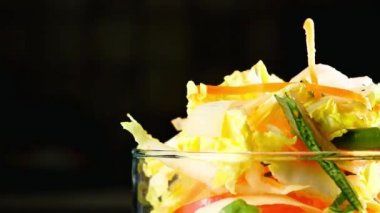 Sebze salatası veya kızartma bir cam bardak döndürmek için