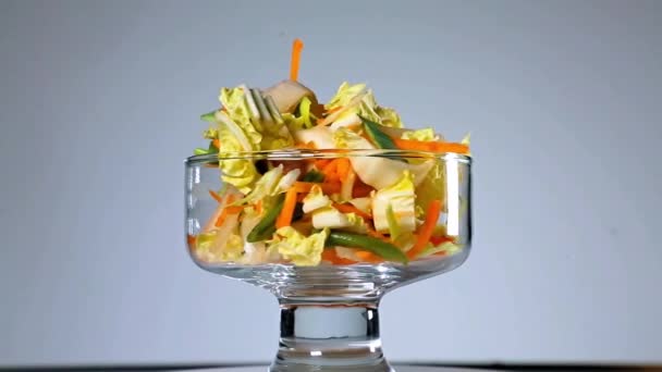 Las Verduras Para Ensalada Asado Rotan Una Taza Vidrio — Vídeo de stock