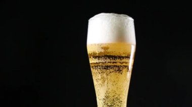 Light bira bir dönüşümlü cam siyah bir arka plan üzerine dökülür.