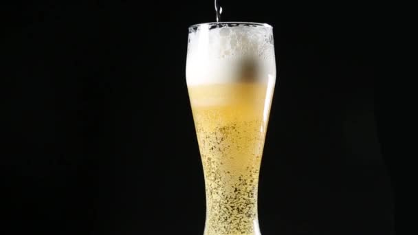Bière Légère Est Versée Dans Verre Rotatif Sur Fond Noir — Video