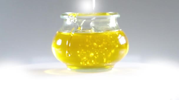 蜂蜜浸渍在一个玻璃瓶与蜂蜜 — 图库视频影像