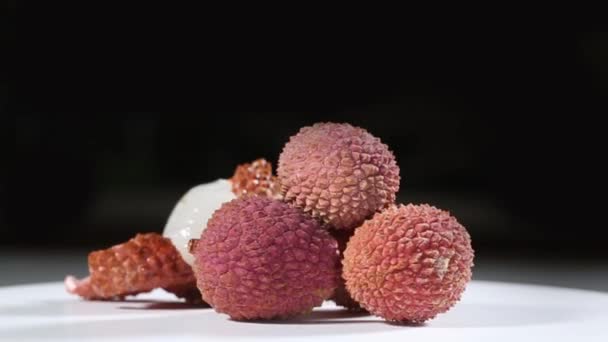 Litchi Draaien Een Witte Achtergrond — Stockvideo