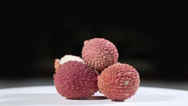 Litchi Berputar Pada Latar Belakang Putih — Stok Video