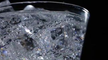 Maden (soda) suyu bir bardak buz ile gaz ile