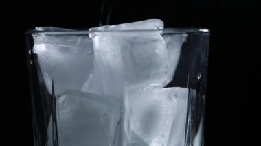 Maden (soda) suyu bir bardak buz ile gaz ile