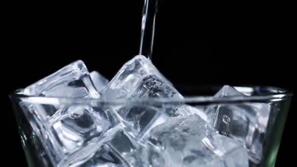 Мінеральна Содова Вода Газом Склянці Льодом — стокове відео