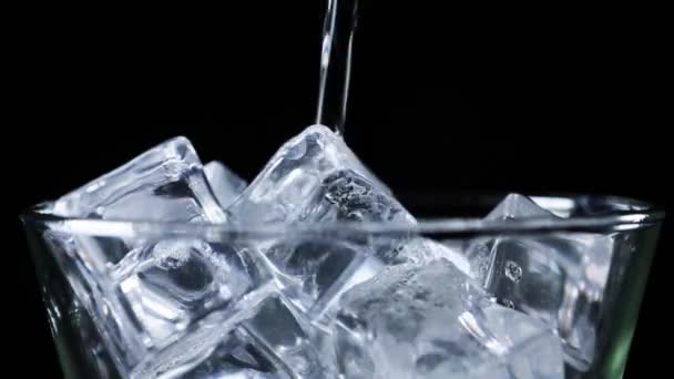 Eau Minérale Soda Avec Gaz Dans Verre Avec Glace — Video