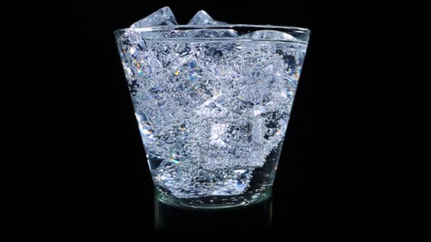 Мінеральна Содова Вода Газом Склянці Льодом — стокове відео