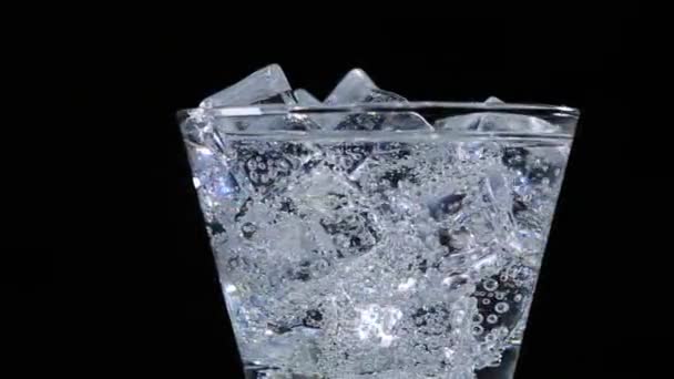 Eau Minérale Soda Avec Gaz Dans Verre Avec Glace — Video