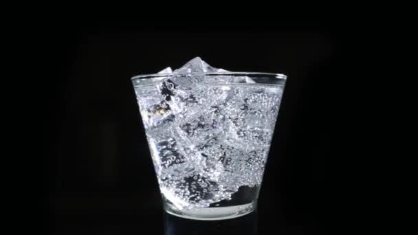 Acqua Minerale Soda Con Gas Bicchiere Con Ghiaccio — Video Stock