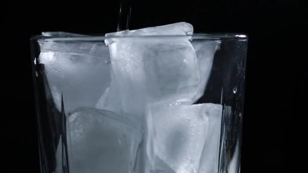 Eau Minérale Soda Avec Gaz Dans Verre Avec Glace — Video