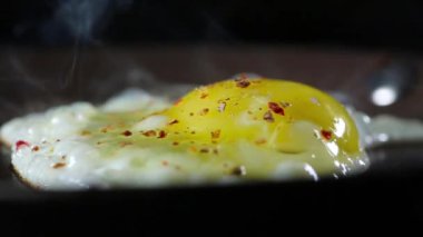 Kızarmış yumurta biber ve yeşil soğan ile