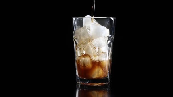 Cola Con Burbujas Vertidas Vaso Hielo Fondo Negro — Vídeos de Stock