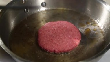 Sığır eti Burger Patty bir çelik tencerede kızartılır