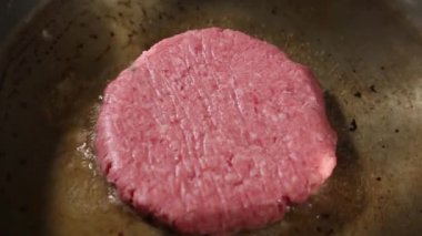 Sığır eti Burger Patty bir çelik tencerede kızartılır
