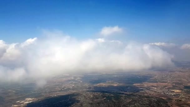 Vista Desde Ventana Del Avión Cuando Trata Aterrizar Través Las — Vídeo de stock