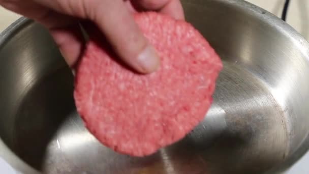 Beef Burger Patty Stekt Stål Pan — Stockvideo