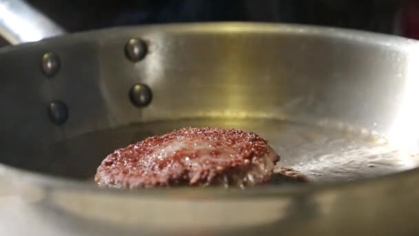 Beef Burger Patty Einer Stahlpfanne Gebraten — Stockvideo