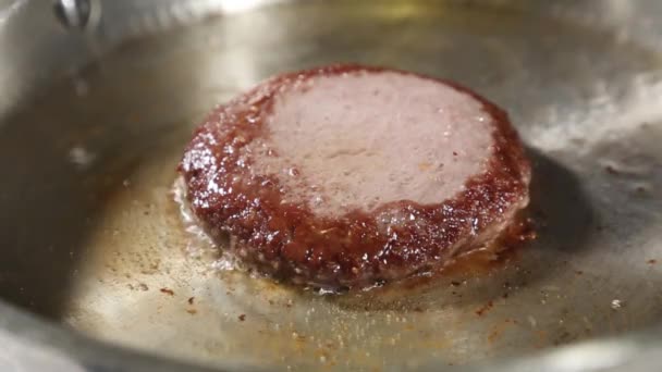 Beef Burger Patty Stekt Stål Pan — Stockvideo