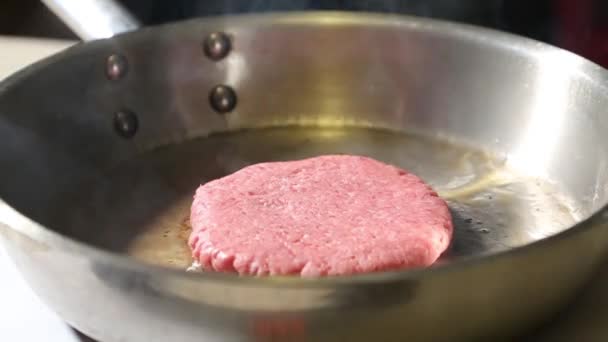 Beef Burger Patty Einer Stahlpfanne Gebraten — Stockvideo