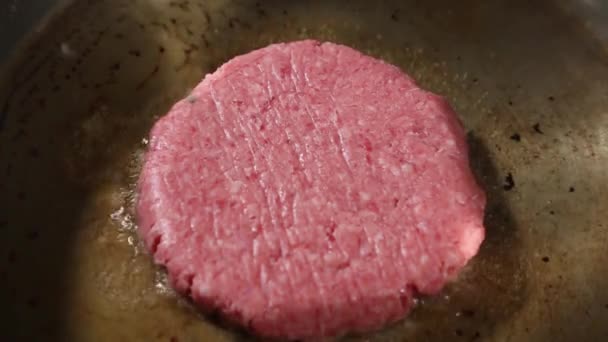 Beef Burger Patty Stekt Stål Pan — Stockvideo