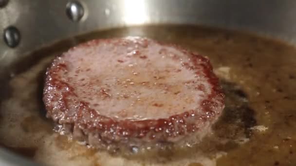 Rundvlees Hamburger Patty Gebakken Een Stalen Pan — Stockvideo