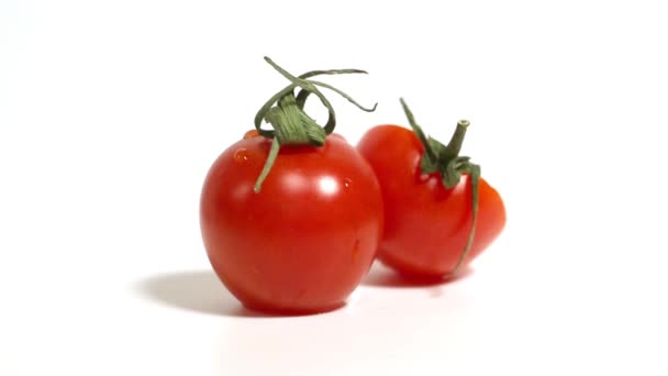 Los Tomates Rojos Pequeños Giran Sobre Fondo Blanco — Vídeo de stock