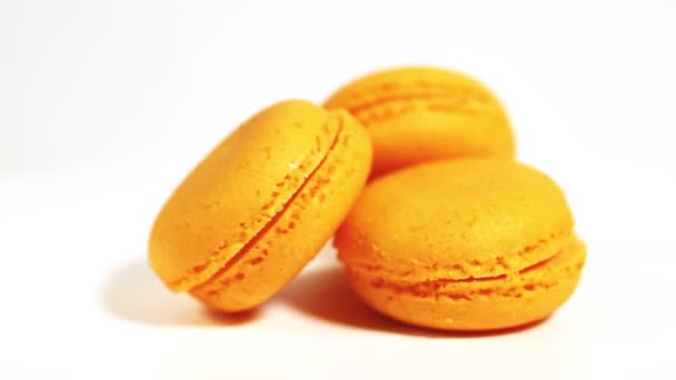 Macaron Kek Macaron Beyaz Bir Arka Plan Üzerinde Döner — Stok video