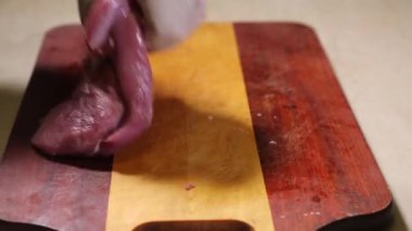 Şef ham fileto dilim ve uyluk Türkiye dilimleri oyma.