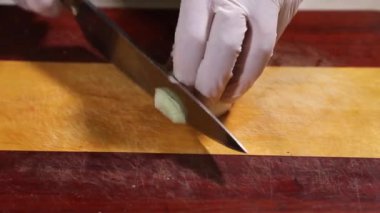 Şef soğan tahtada keser..