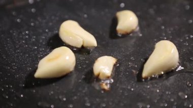 Soğan ve sarımsak bir tavada kızarmış