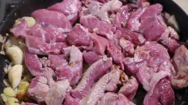 Hindi eti veya tavuk eti adet sarımsak ve soğan ile bir tavada kızarmış.
