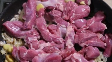 Hindi eti veya tavuk eti adet sarımsak ve soğan ile bir tavada kızarmış.