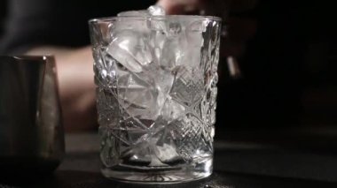 Beyaz Rus kokteyl. Barmen bir bardak buz içinde hazırlar