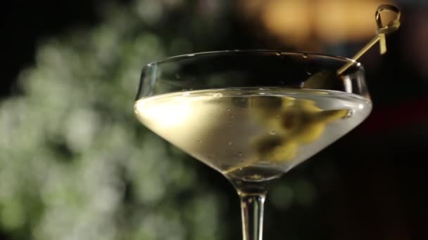Koktejl Vodka Martini Vermut Jamese Bonda — Stock video