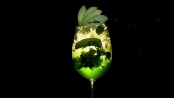 Grüner Cocktail Mit Apfellikör Dreht Sich Auf Schwarzem Hintergrund — Stockvideo