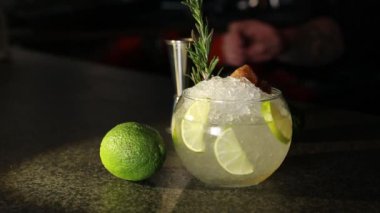 Barmen bir kokteyl Cassis Caipirinha (Caipirissima, Caipiroska) hazırlar. Buz frappe üzerinde içki dökülen.