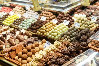 Üstünde belgili tanımlık sayaç depodaki farklı şekerler