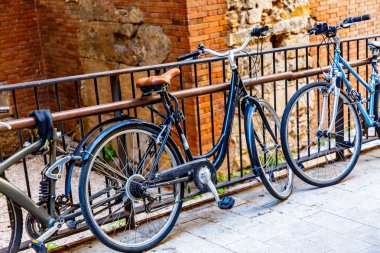 Bisiklet eski tuğla duvara vardır