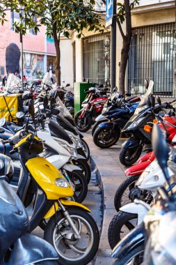 Motorlu scooter ve motosikletler Avrupa şehir merkezinde Park