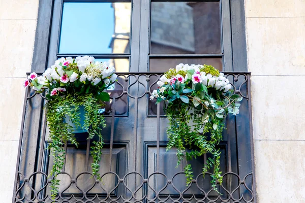 Bouquet Con Fiori Sul Balcone Della Vecchia Casa — Foto Stock