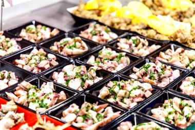 Fast food. Geleneksel ahtapot salatası patates ile plast içinde yatıyor