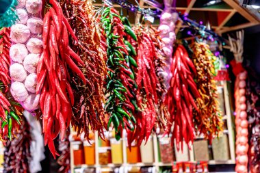 Çeşitli biber piyasada asılı bakla.