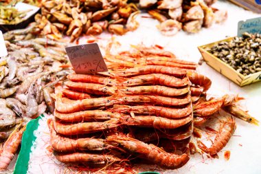 Üstünde belgili tanımlık sayaç balık dükkanda Portakal haşlanmış karides vardır