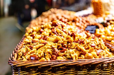 Farklı fındık: badem, Antep fıstığı, fındık, üstünde belgili tanımlık sayaç piyasadaki çoğu